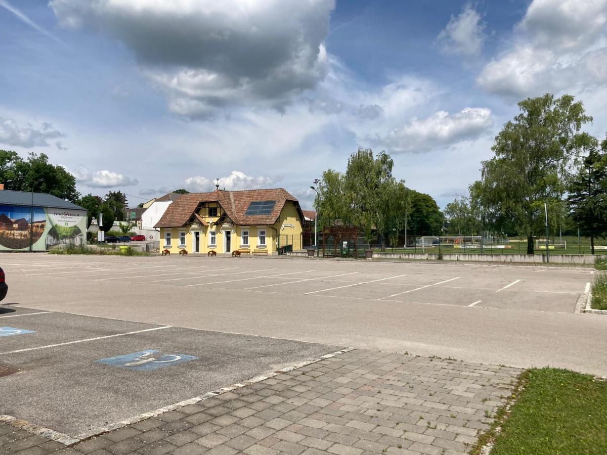 Hotel Kolpingsfamilie Poysdorf Exterior foto